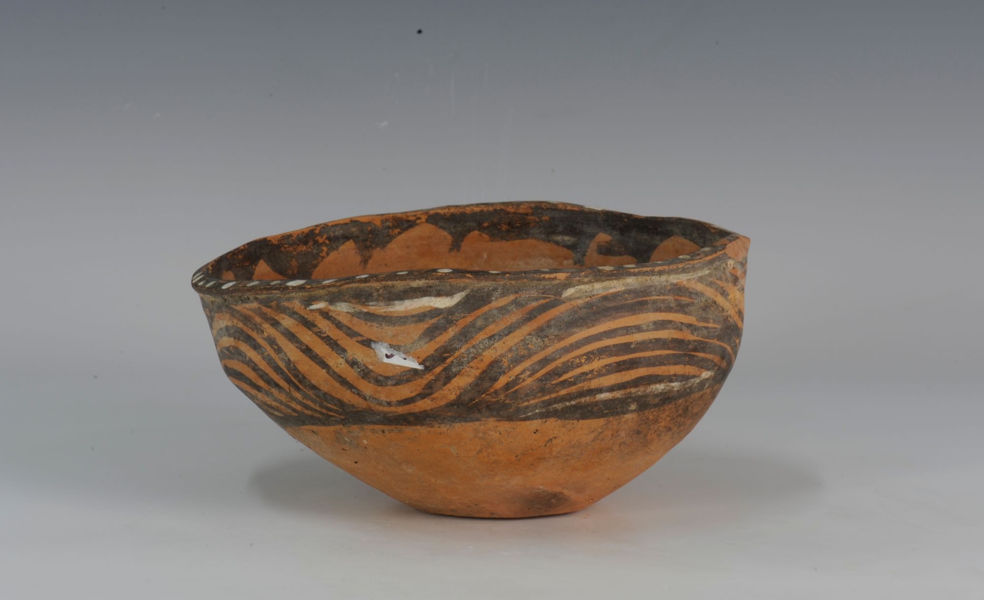 p>新石器时代马家窑水波纹彩陶钵是一件新石器时代的陶器,馆藏于海南