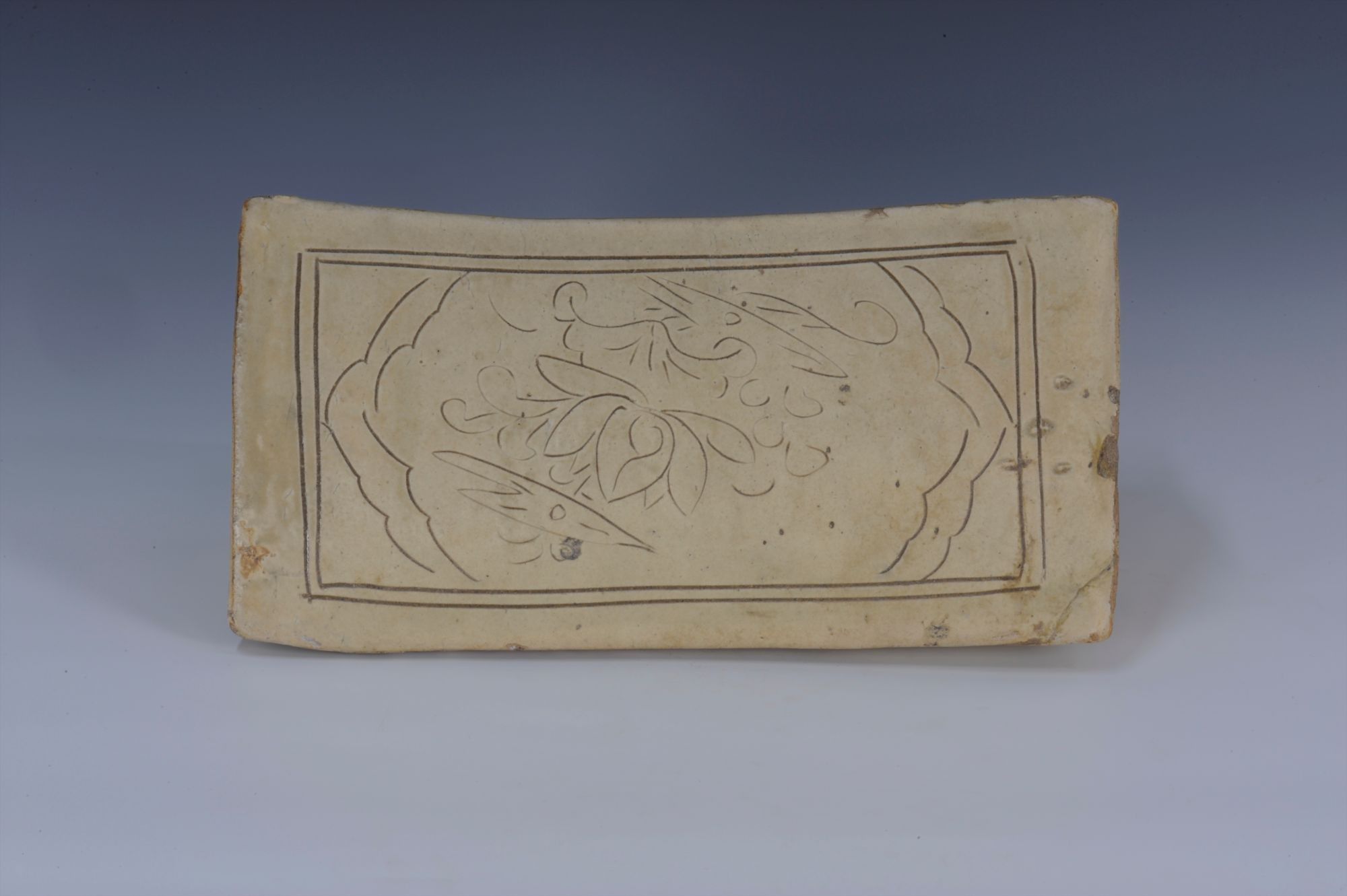 金代白釉刻花长方瓷枕