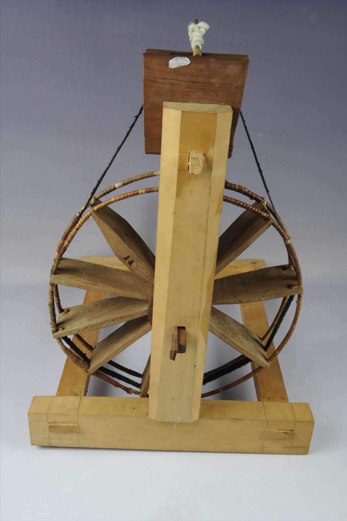 现代黎族单锭脚踏纺车