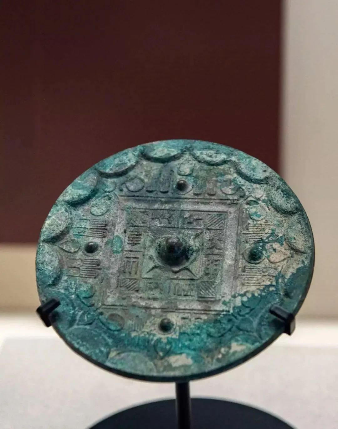 日光对称单层草叶纹铜镜