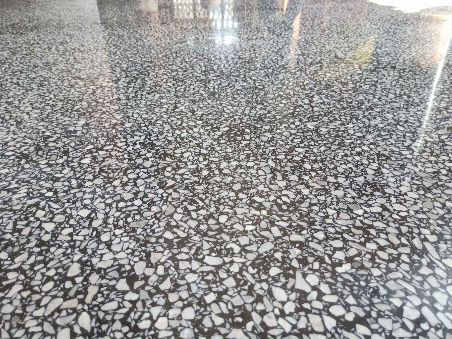 水磨石(也称磨石)是将碎石, a target="_blank" href="/item/玻璃/287