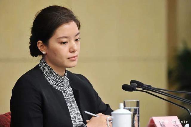17岁拒绝清华北大，21岁成女神翻译官，中美对话16分钟翻译火出圈_百科TA说