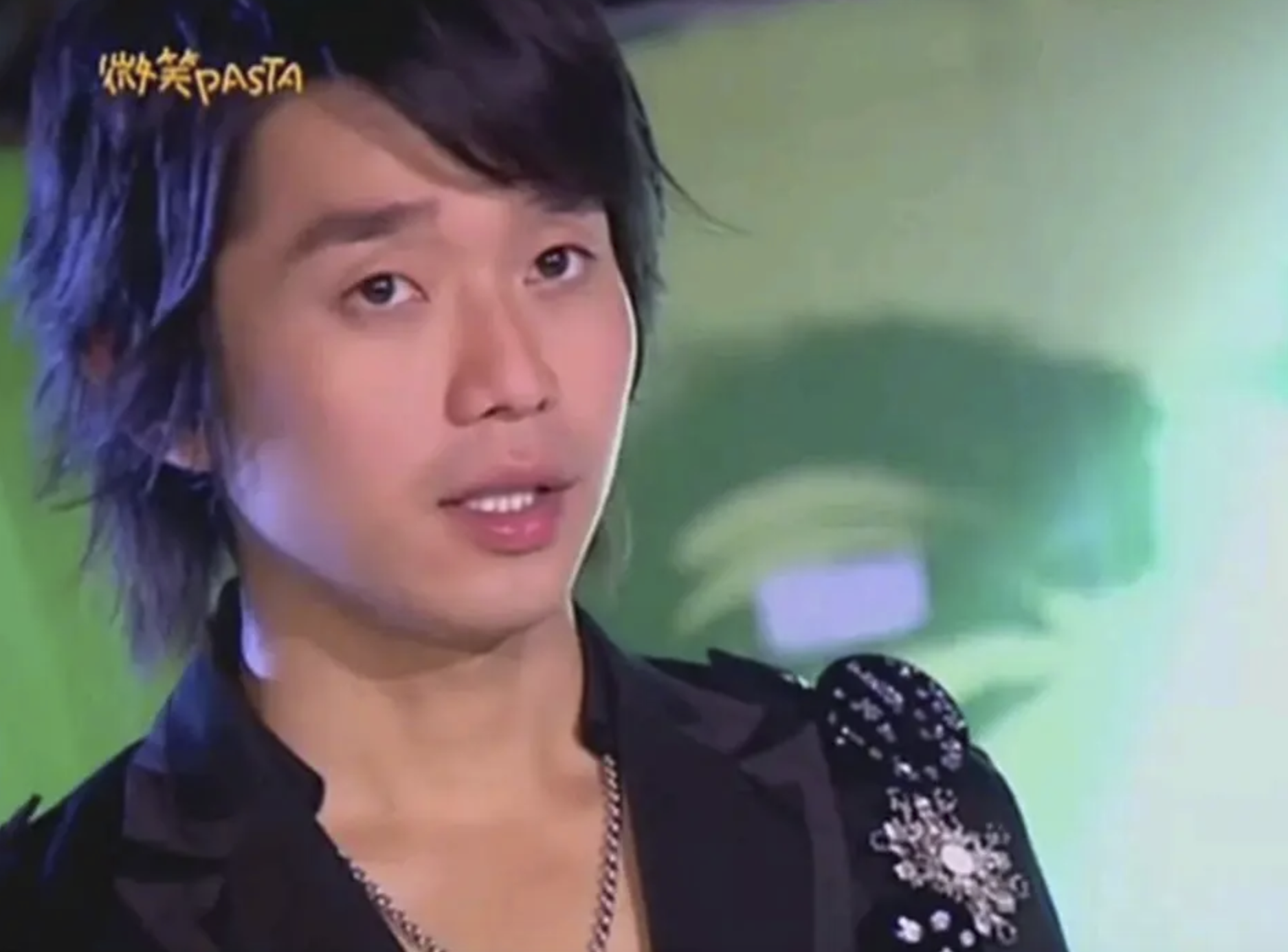 何群,男,汉族,台湾偶像剧《 a target="_blank" href="/item/微笑