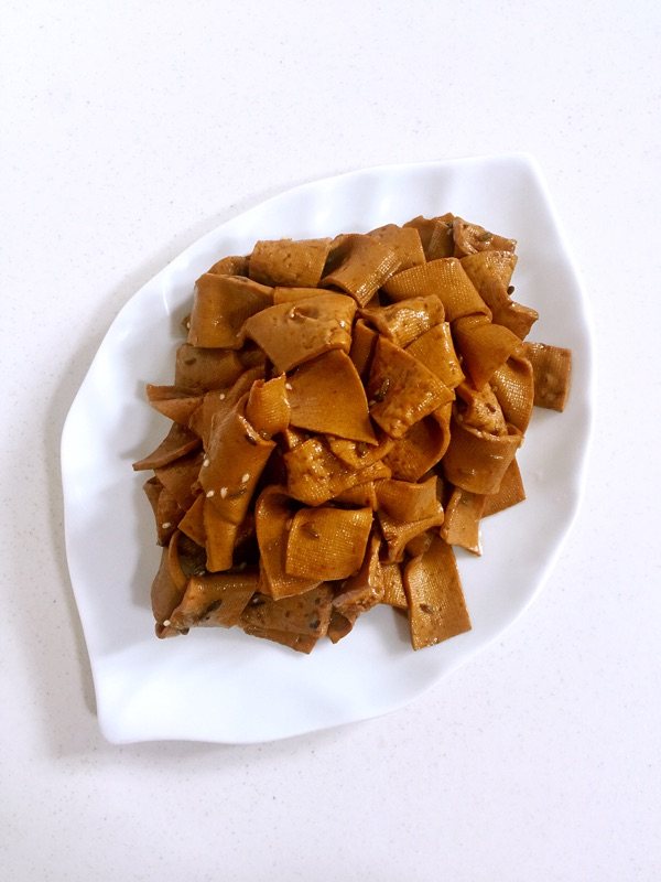 用一份卤水,将千张按张折叠成四方块备用;老卤水按照使用情况重新添加