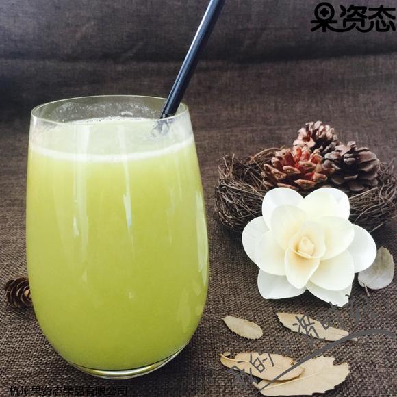 汁需要的材料有猕猴桃,梨子,冰块,柠檬,此饮为猕猴桃和梨子的综合果汁