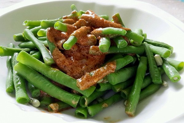  p>芝麻酱拌豆角是一道美食,主要食材是豆角. /p>