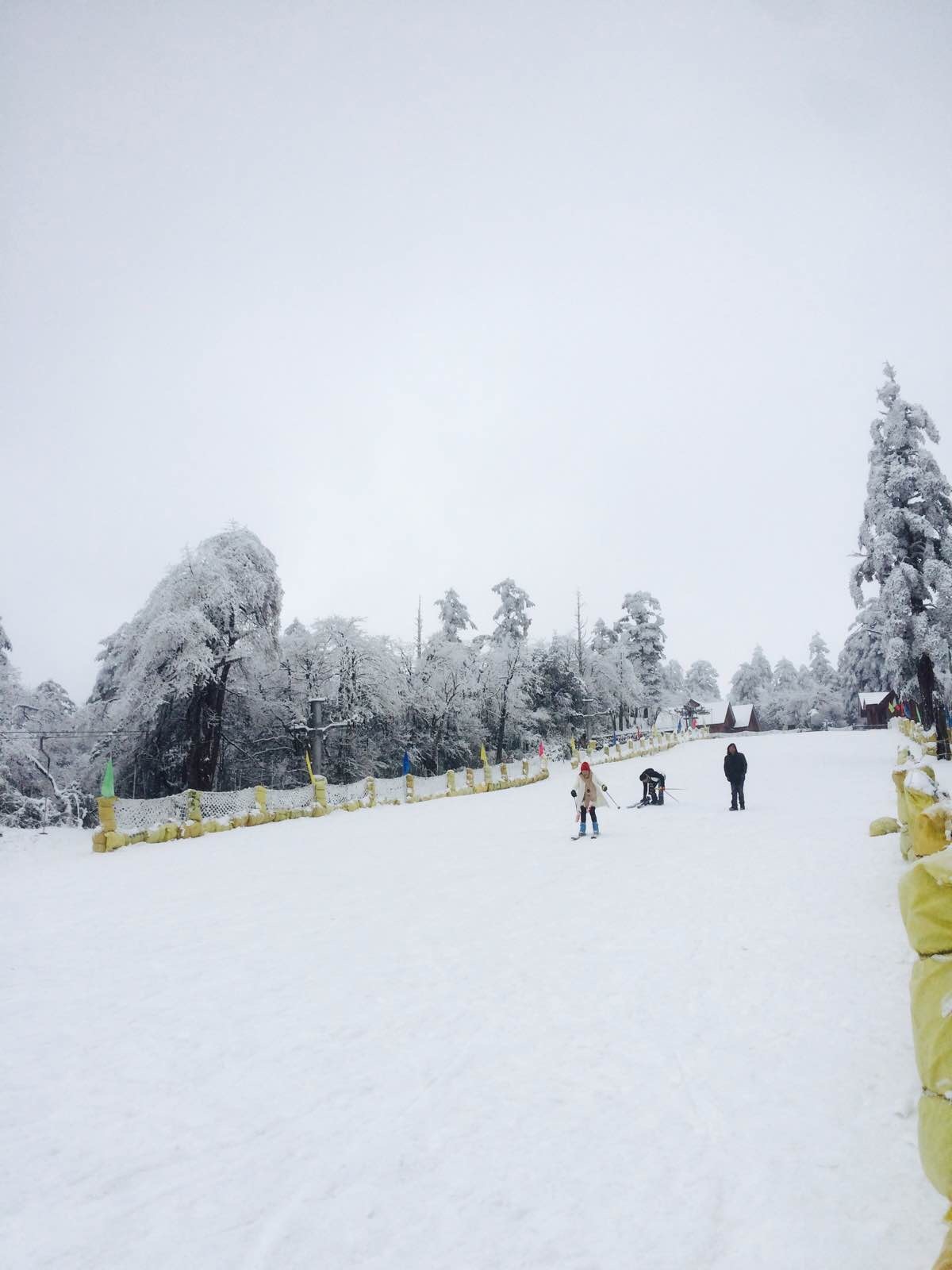  p>峨眉山滑雪场是1998年新建成的当时四川境内第一个滑雪场.