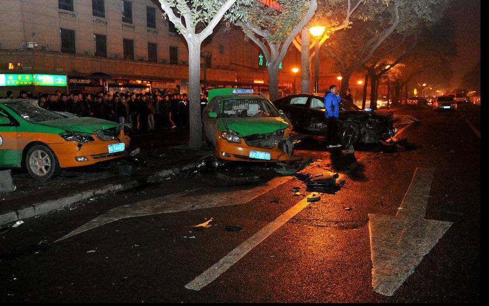 11.27西安钟楼转盘车祸