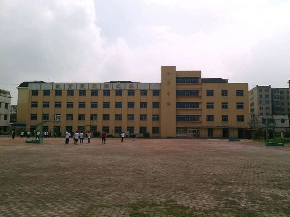  p>海城市腾鳌高级中学是一所历史悠久的全日制普通高中,是一所具有