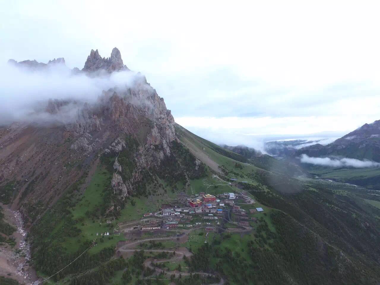  p data-id="gnawoskt6z">达那寺位于玉树囊谦县境内,是藏区最著名的