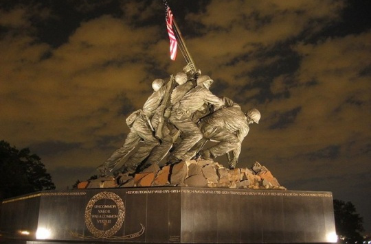 jima),又译作《国旗插在硫磺岛上》,《美国国旗插上硫磺岛》,是二战时