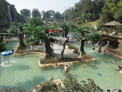  p>接旷古之水,踞名山之土而成的庐山龙湾温泉度假村是一家集观光度假