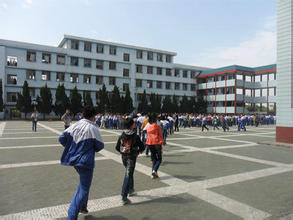  p data-id="gnhere4emg">石首市文峰中学位于石首市中心城区文峰路66