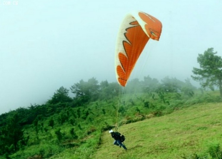  p>滑翔伞(paraglider) 飞行运动员驾翼型伞衣,利用 a href="#" data