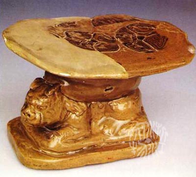 唐越窑绞胎灵芝纹伏兽脉枕