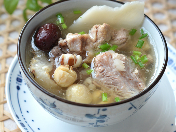  p>莲子百合肉汤是以瘦肉,莲子,百合制作而成的养生汤. /p>