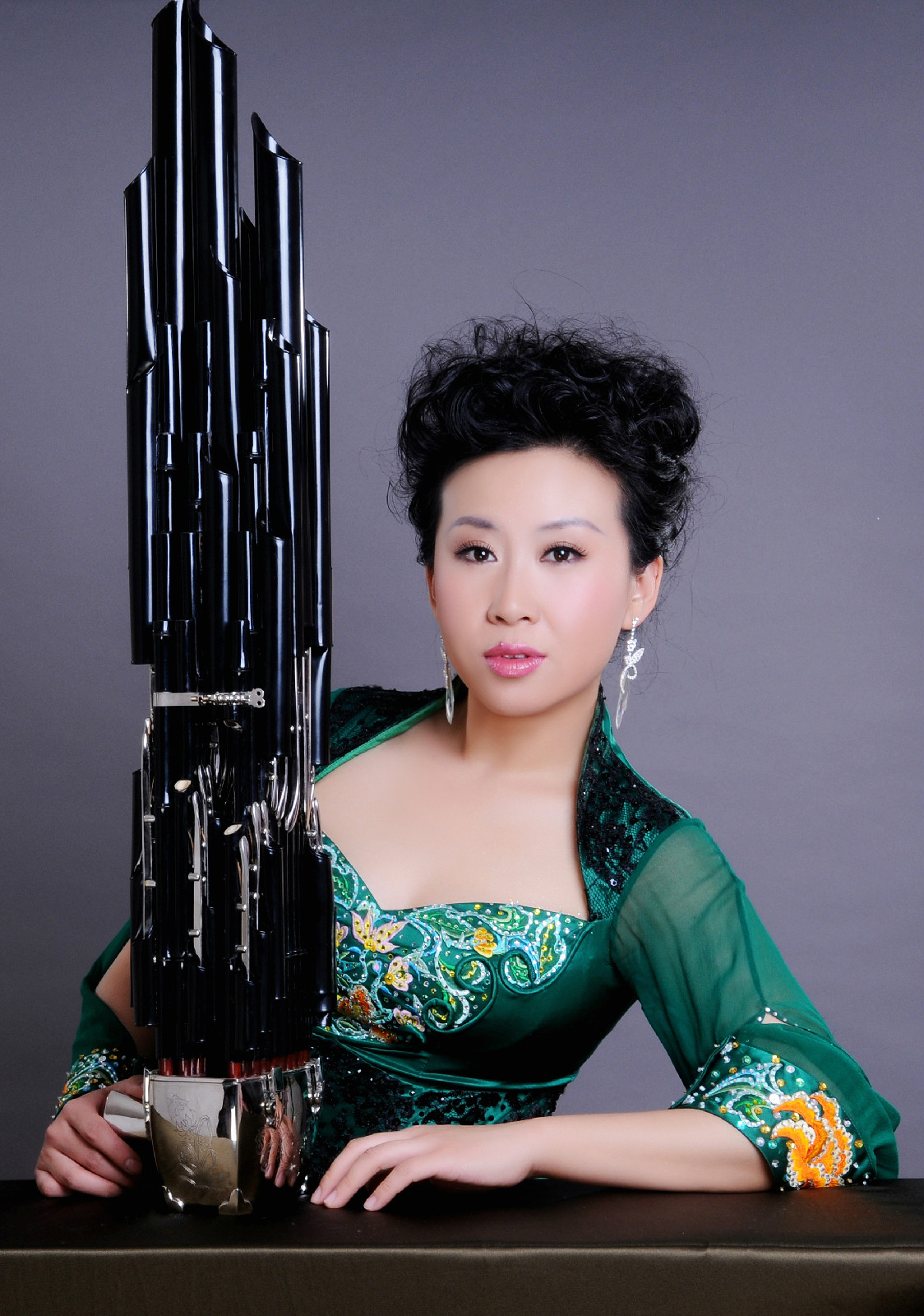 中国歌剧舞剧院民族管弦乐团笙独奏演员,国家一级演奏员.