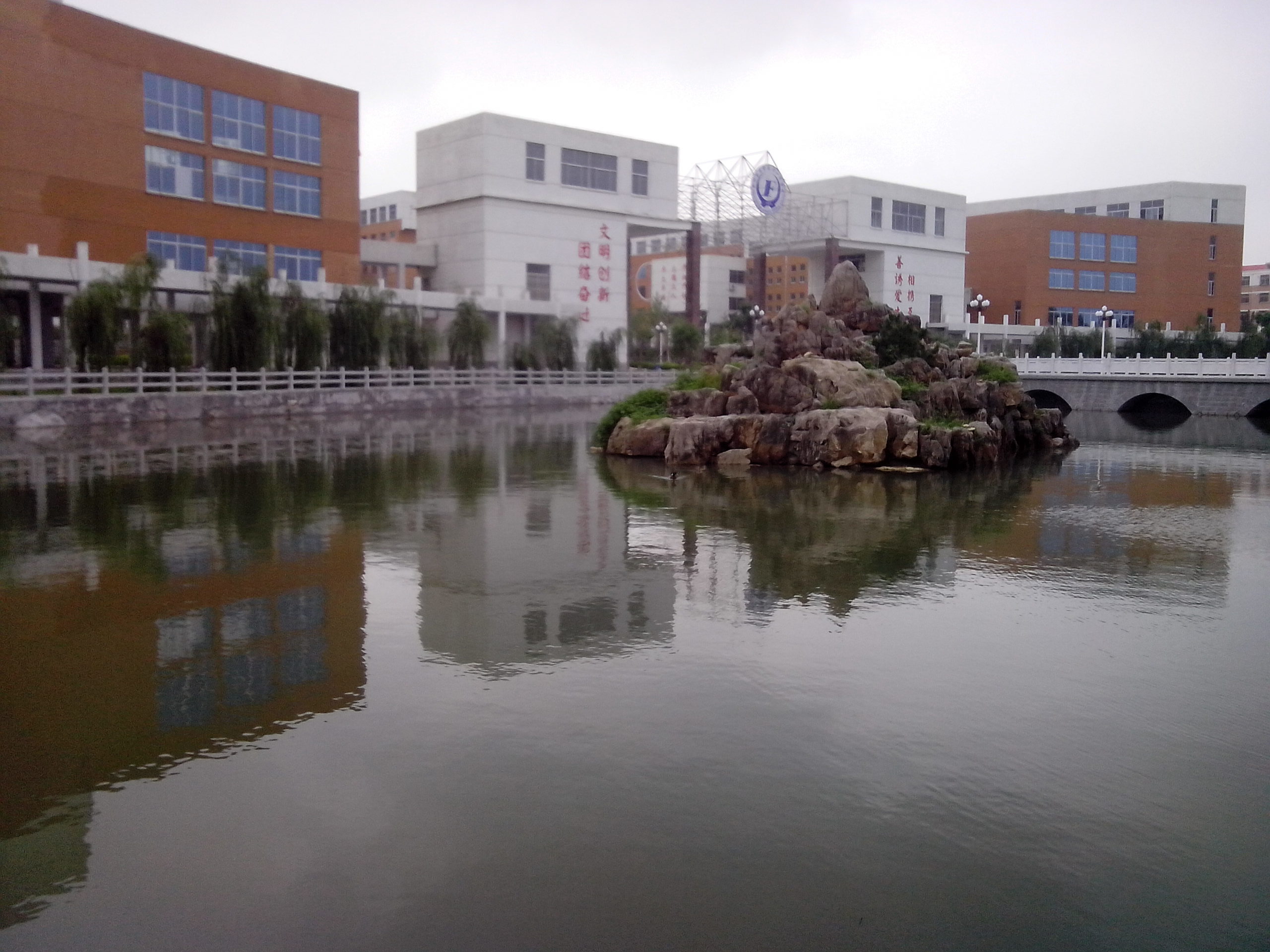  p data-id="gnhg9e6402">费县一中创建于1952年,是 a target="_blank