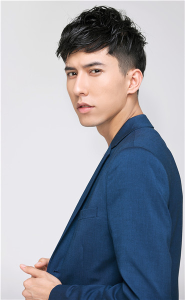  p>西尔扎提,1995年3月18日出生于新疆阿克苏,毕业于 a target="