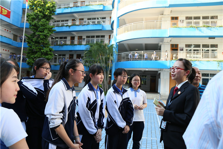 市皇御苑学校 /a>创建于2002年9月(前身是深圳市高级中学皇御苑学校