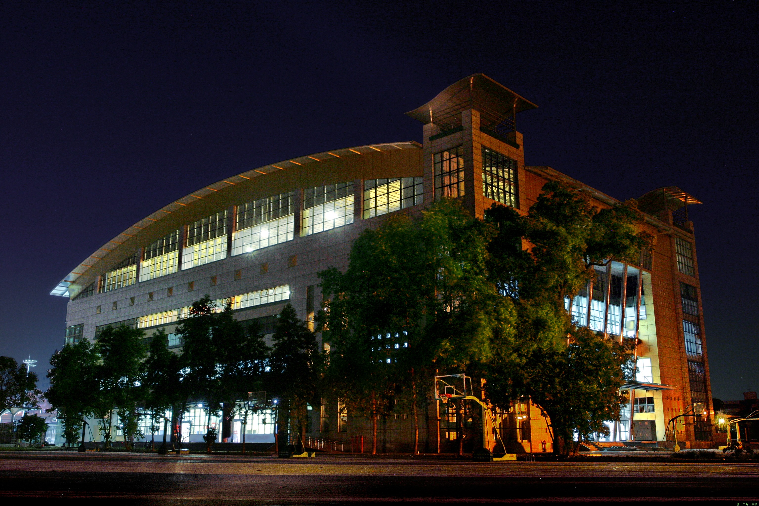 1 high school /i>),简称佛山一中,是广东省首批重点中学,首批广东省