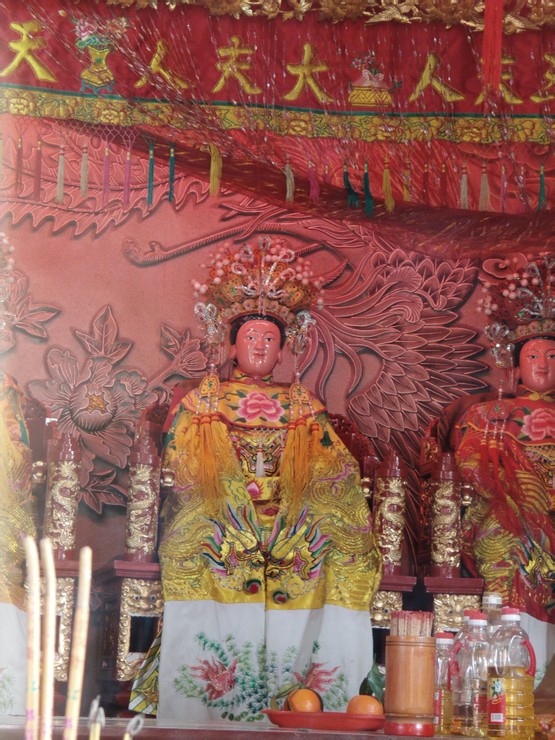 庙门朝北偏东,面临北溪,内有妈祖,大夫人,二夫人,三夫人,四夫人,三官