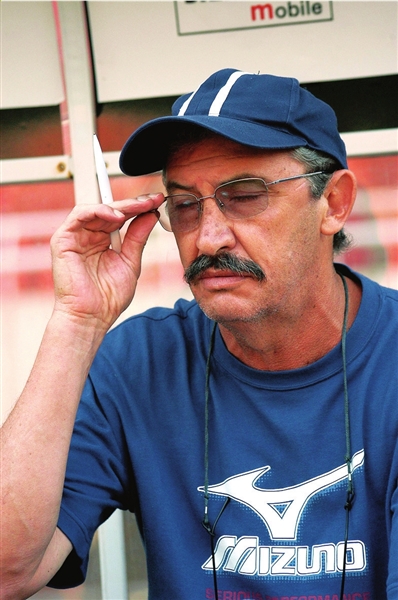  p>若泽·卡洛斯·德·奥利维拉(1947年4月23日——),男,足球教练.