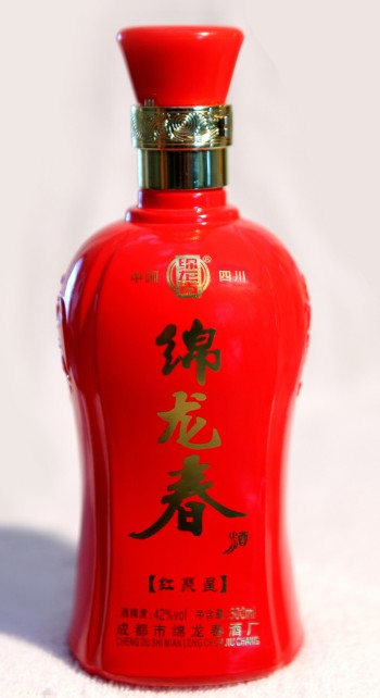 绵龙春是一款优质高粱,糯米,小麦为原料发酵而成的浓香型白酒.