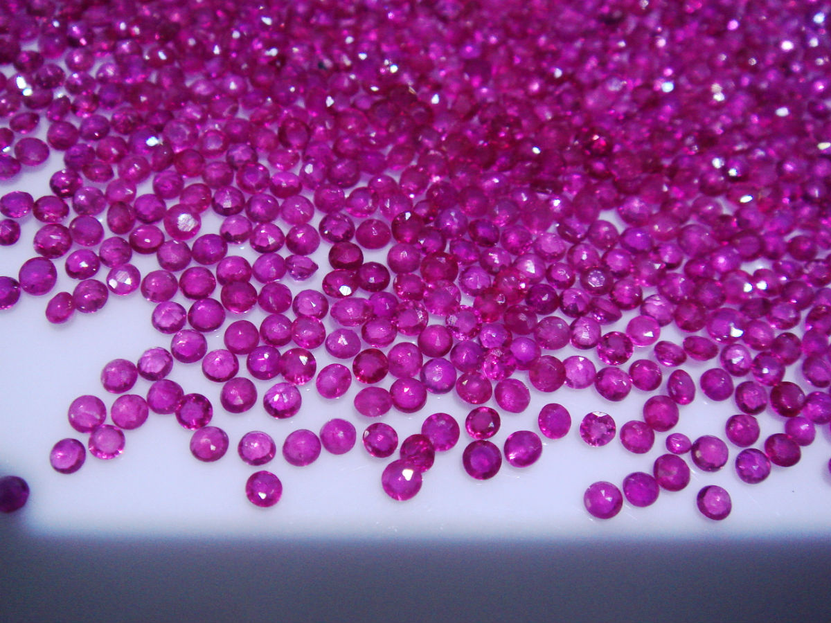  p>泰国红宝石,是泰国产的红宝石,泰国红宝石的颜色较深,透明度较低