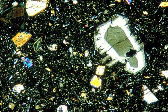  p>半晶质结构又称"次晶质结构"或"半玻璃质结构",指岩石由部分晶体和