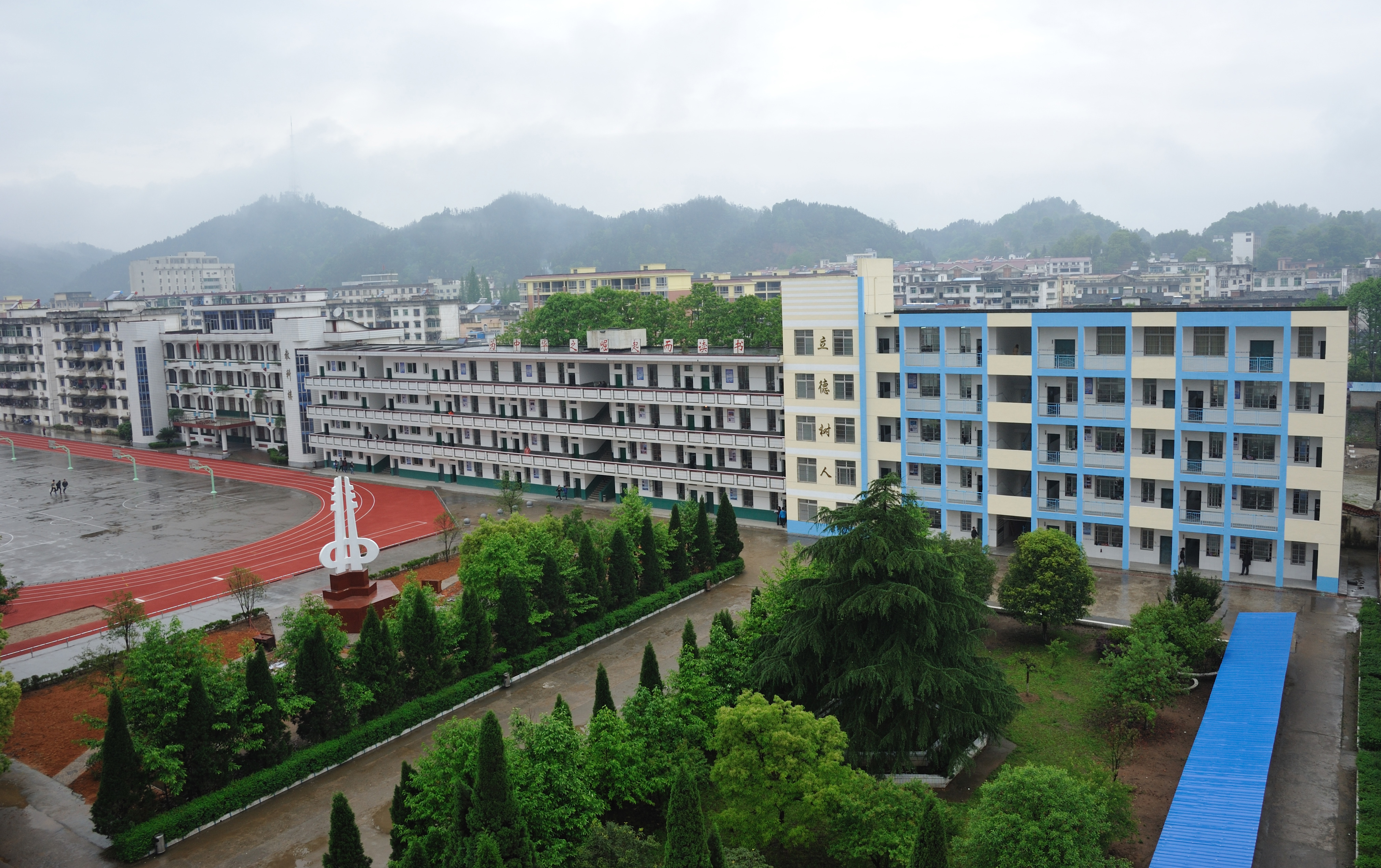  p data-id="gnb5uh743m">铜鼓二中座落于县环城中路定江河畔.