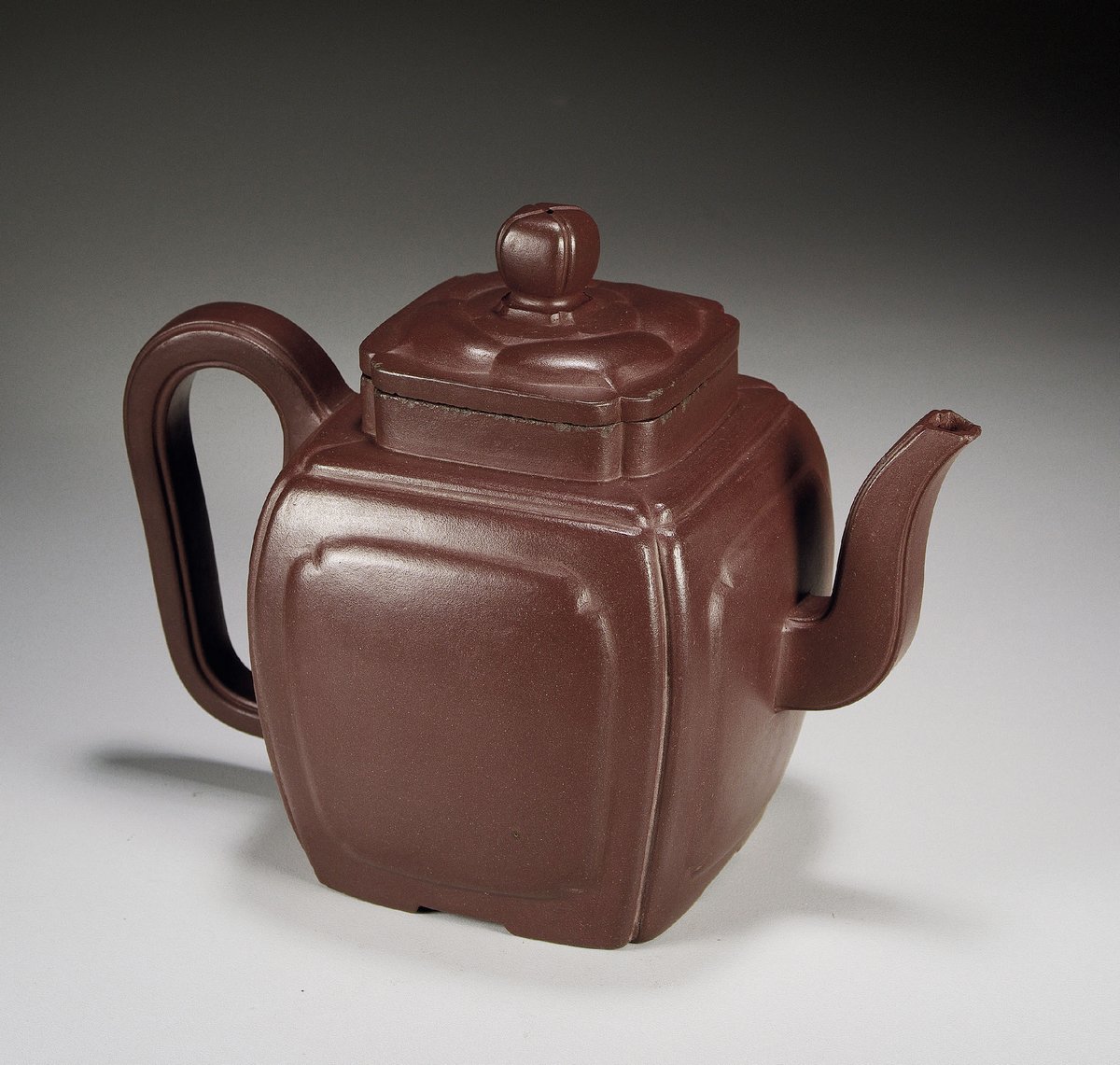  p>1976年,宜兴鼎蜀镇羊角山发现紫砂古窑址,出土早期紫砂茶具残片,经