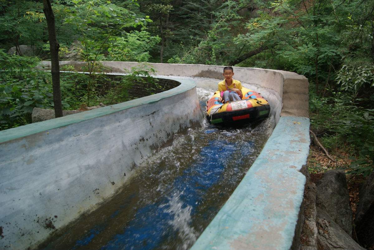  p>泽雅漂流位于温州市泽雅风景区内,泽雅漂流位于七瀑涧景区入口处