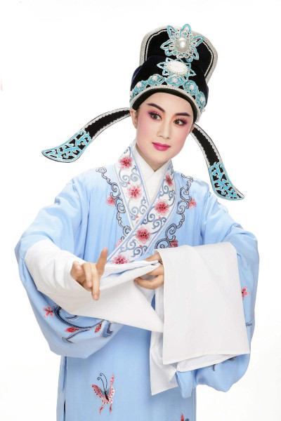  p>张宇峰,1983年8月8日出生于上海,越剧小生.