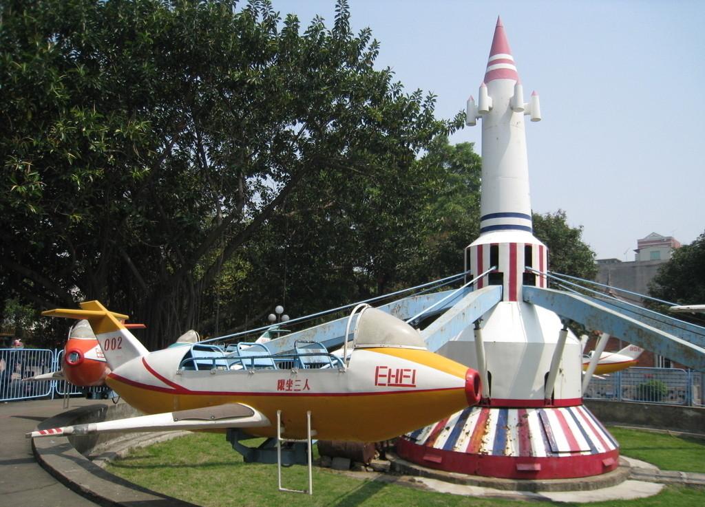  p>达蓬山主题乐园,乐园内总共设置有七个大区,一百多个项目.