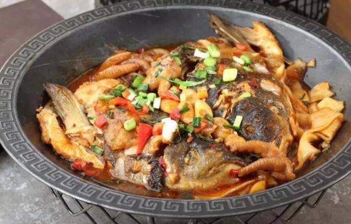  p>铁锅炖鱼头的原料是主料 a href="#" data-lemmaid="8517880">蝶鱼