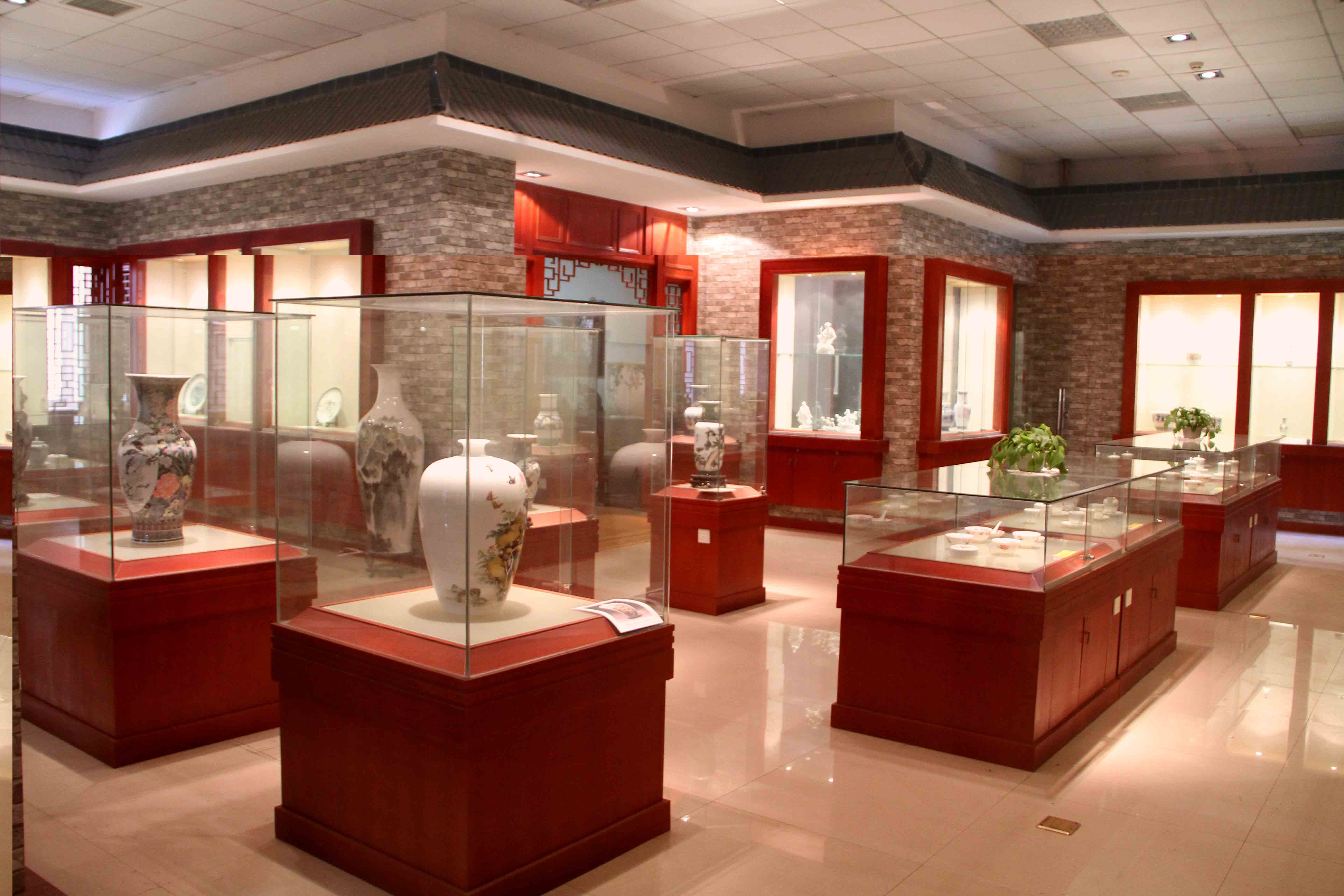 陶瓷总部座落于湖南省长沙市五一大道409号,下设长沙八大家陶瓷艺术馆