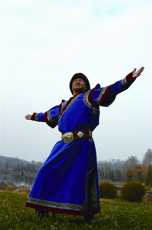  p>德龙(蒙语名字--布日古德),一位来自科尔沁草原的蒙古族青年歌手