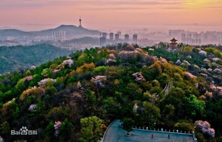 id="36480">丹东 /a>最大的综合性公园,位于市区北部的锦江山南坡,南
