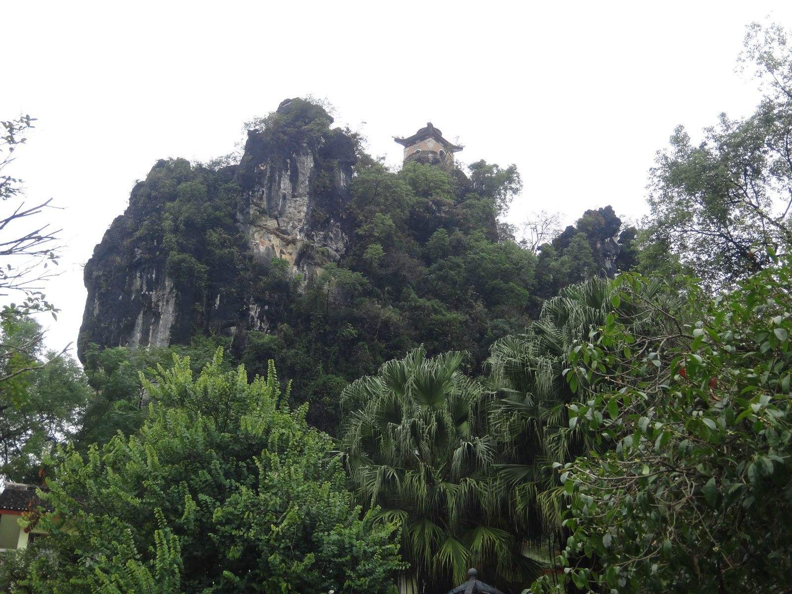 yd1yt">独秀山矗立在 a target="_blank" href="/item/怀宁县/807351"