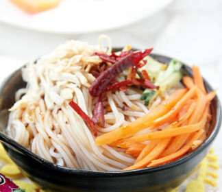 红油鸡丝凉拌米线