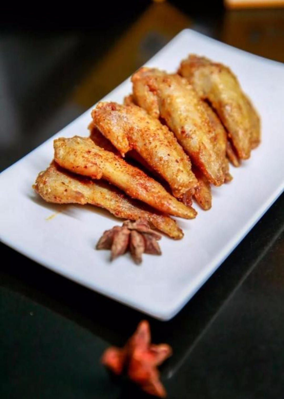  p data-id="gnwmr9o3v1">椒盐翅尖是以鸡翅尖为主要原料制作的一道菜