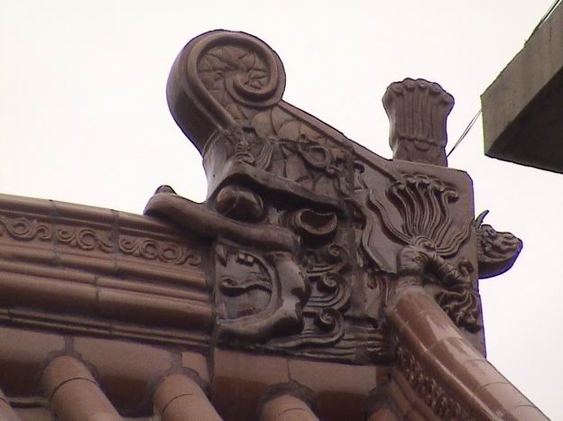  p>正脊吻是中国宫殿建筑屋顶所用装饰物.