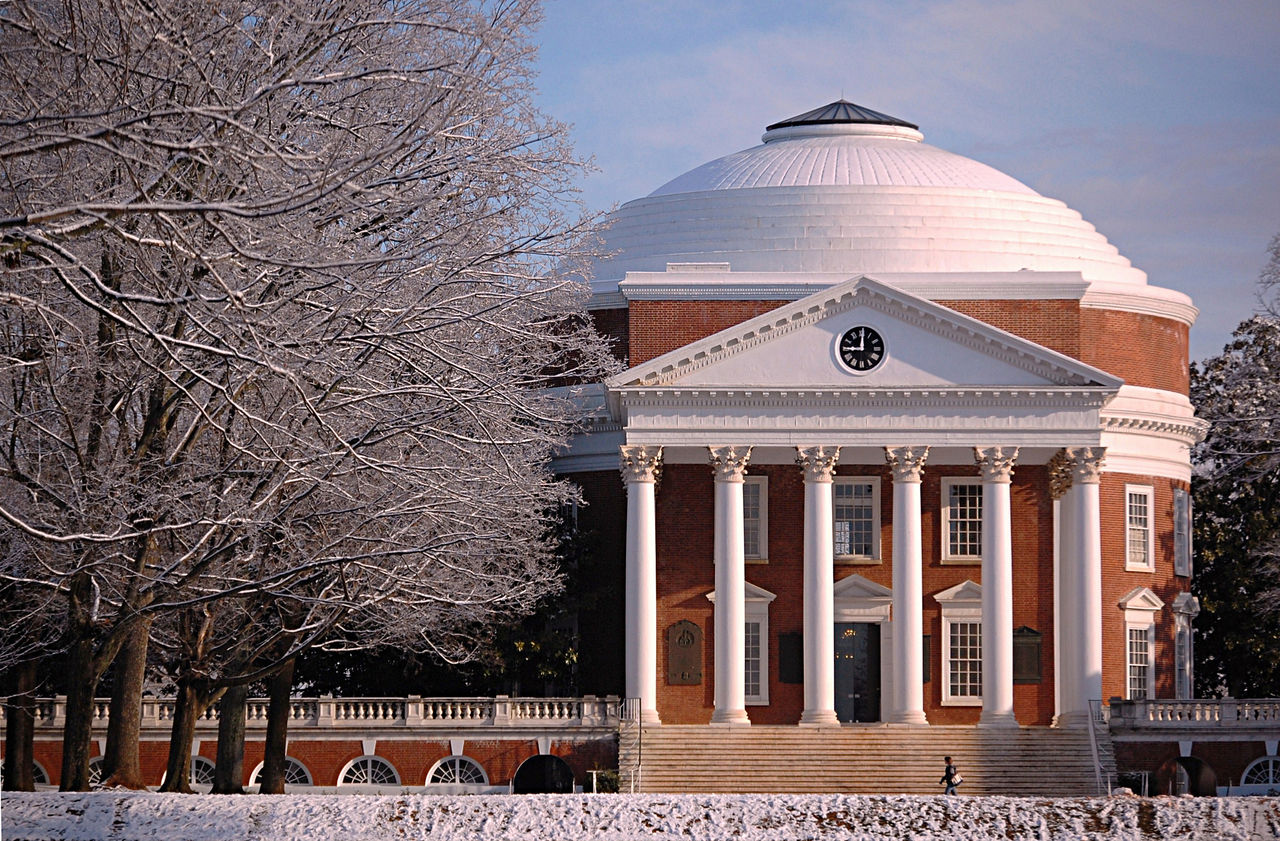  p>弗吉尼亚大学(university of virginia),简称uva,坐落于美国