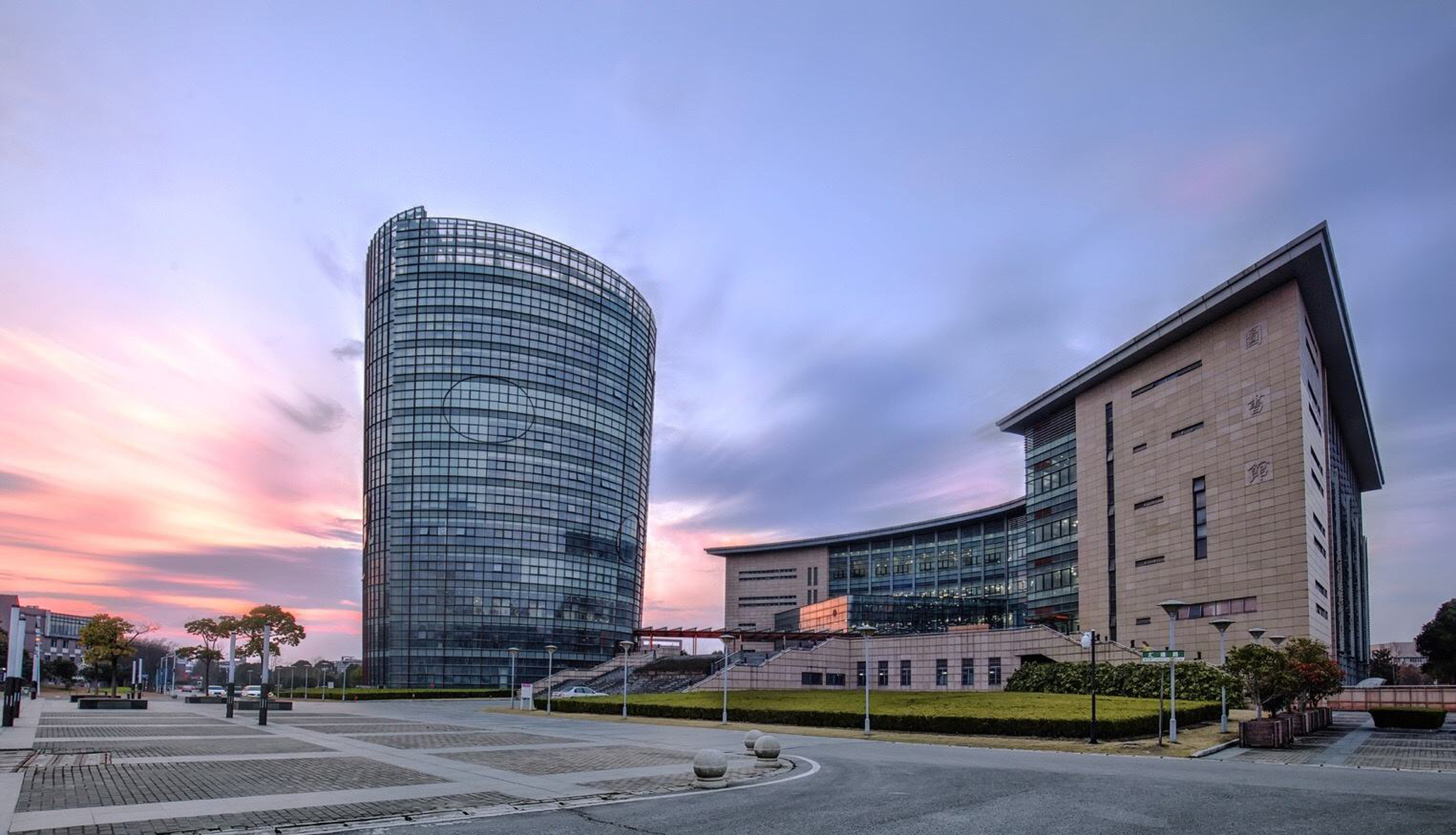  p>华东师范大学( i>east china normal university /i>),简称"华东