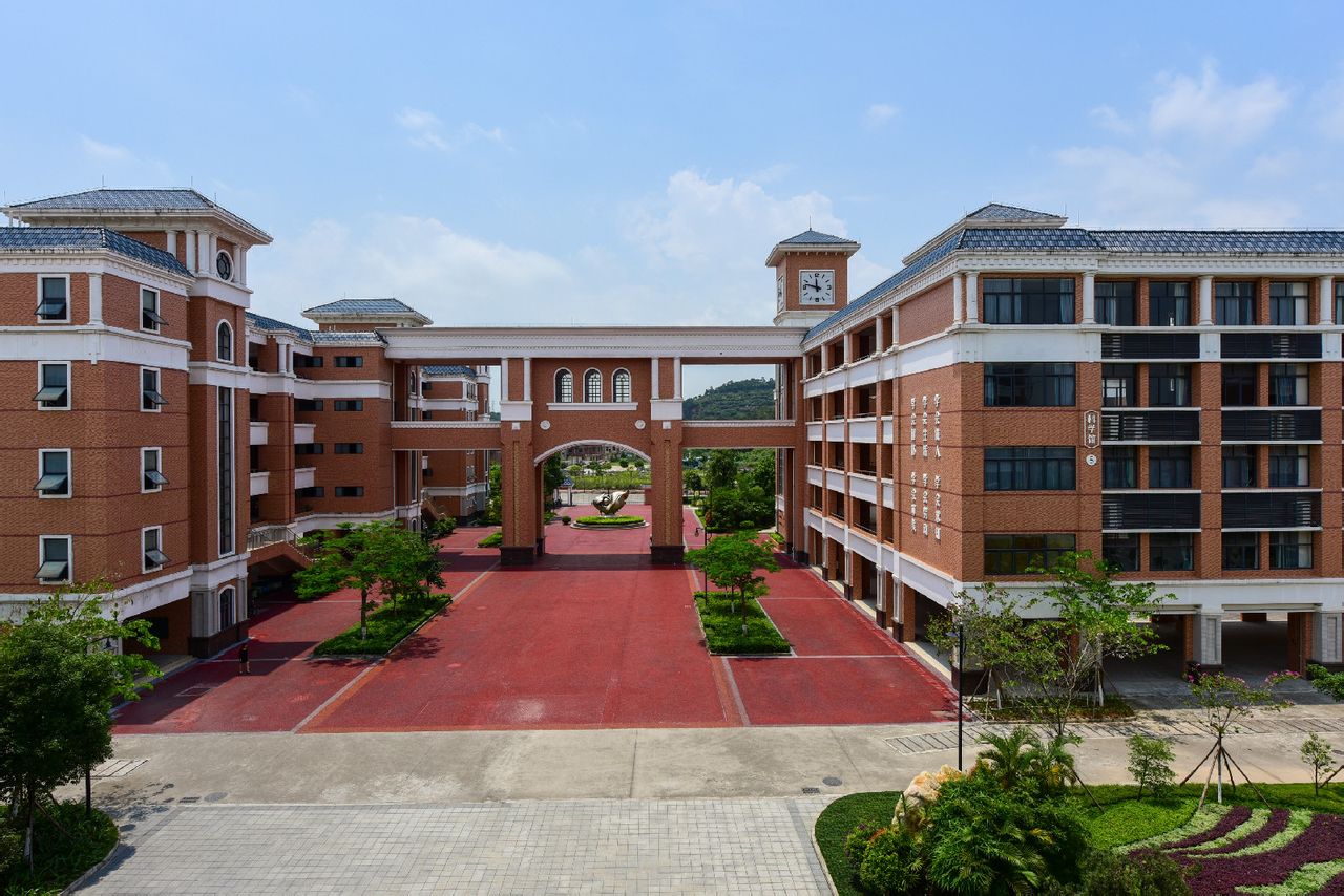  p>东莞市第六高级中学(以下简称"东莞六中")是2010年设立的全日制