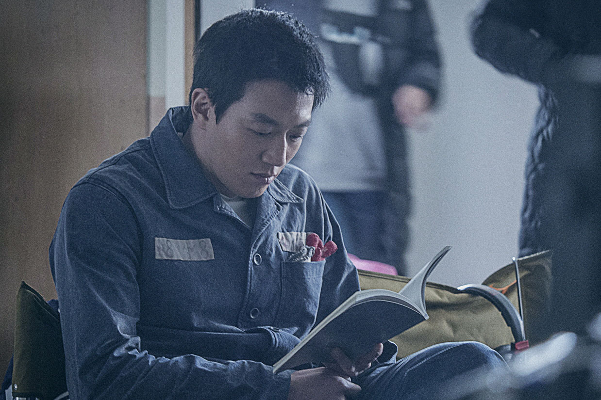  p>《监狱》是由 a target="_blank" href="/item/罗贤/24236924"