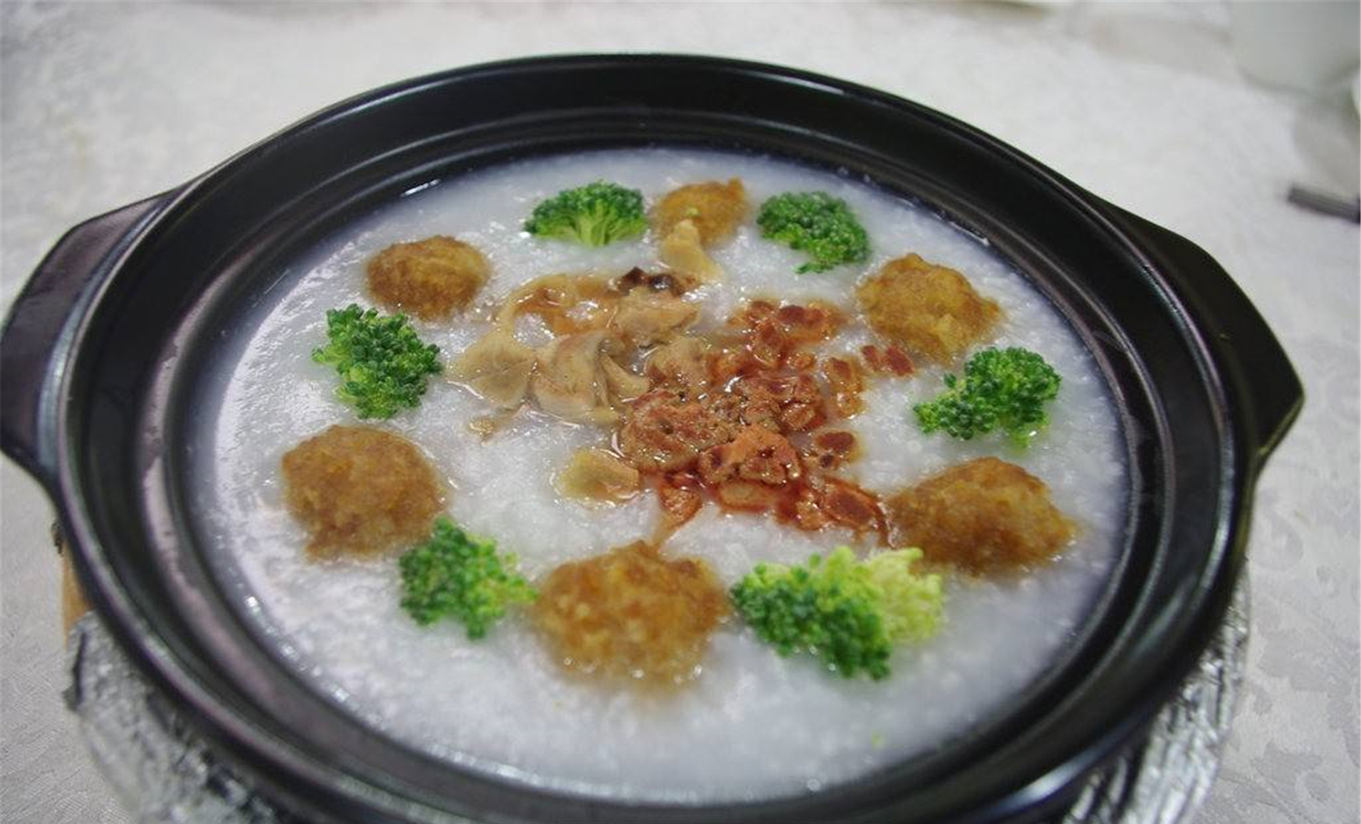  p>状元及第粥是广东省广州市的一道特色小吃,属于粤菜系,该菜品起