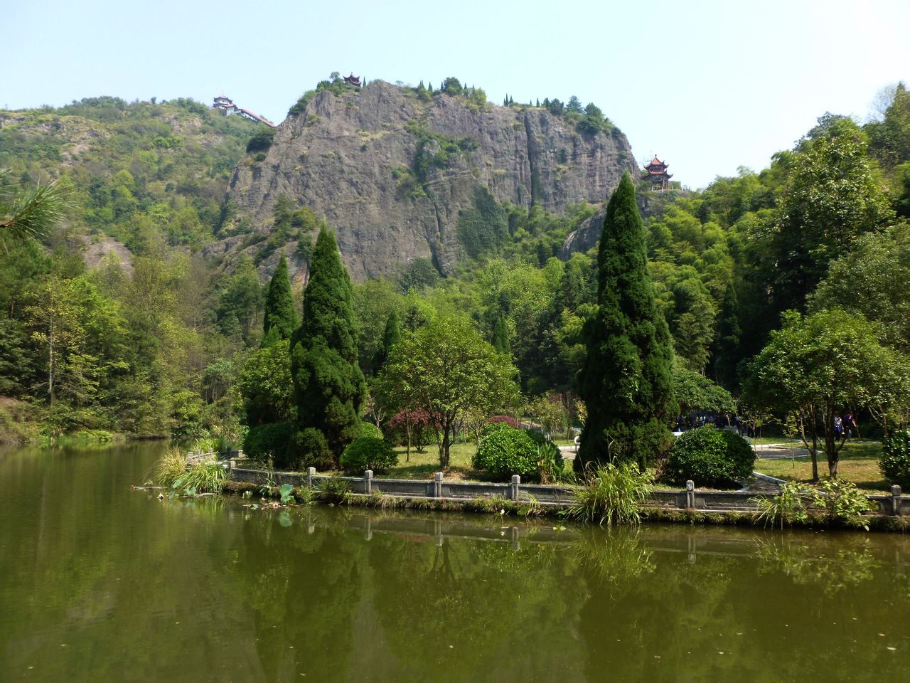  p>雷山风景区位于湖北省黄石市大冶市城西十五公里的陈贵镇境内,总