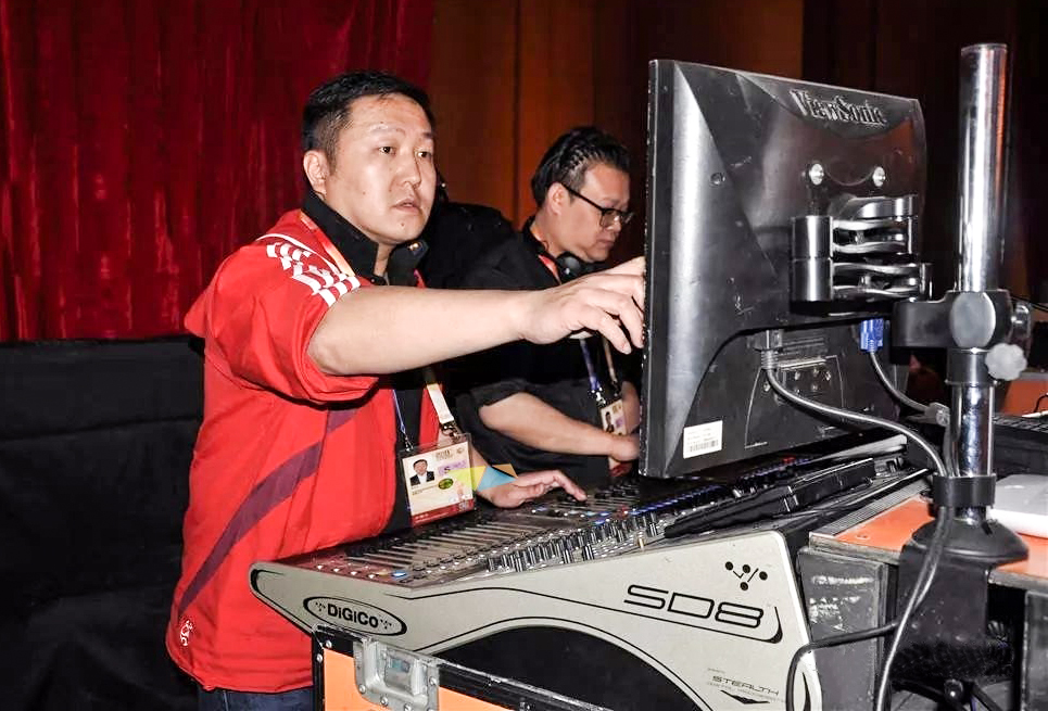  p>舞台音响师,1995年开始从事舞台音响行业.